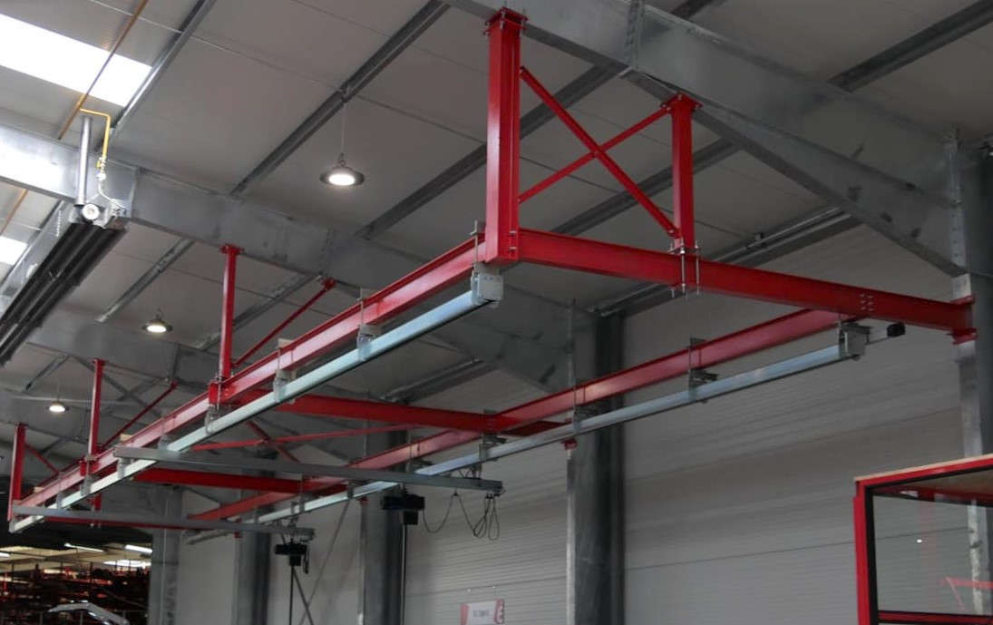 Convoynort - Gantry crane with 2 travelling beams</strong> equipped with electric hoists, below aerial steel structure.